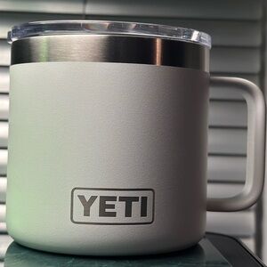 YETI White and Silver Mug with Clear Lid